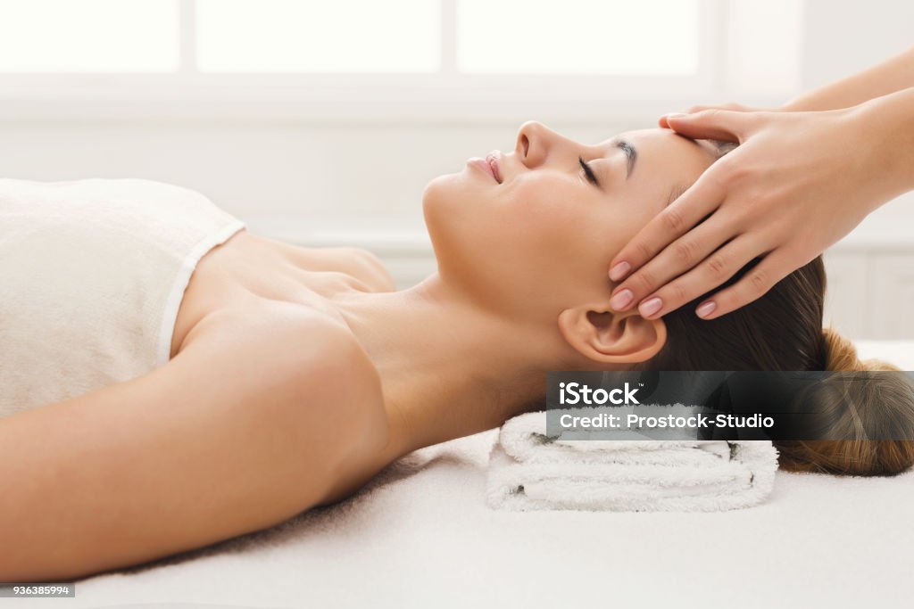 Mujer para masaje facial profesional en salón de spa - Foto de stock de Dar masajes libre de derechos