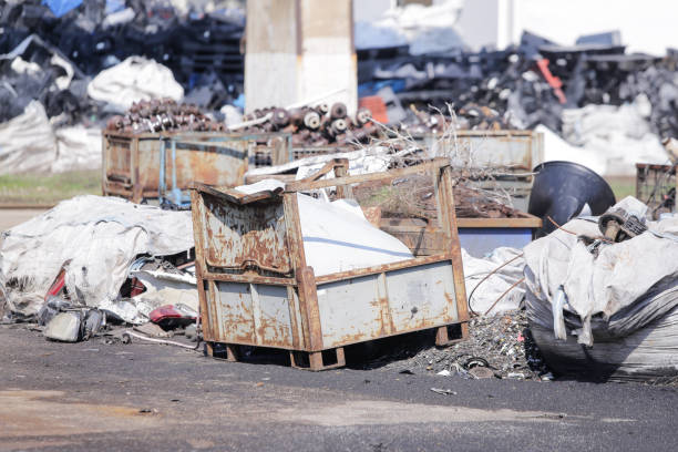 廃棄物集積場のジャンク ヤードで使用される金属の杭 - metal recycling center ストックフォトと画像