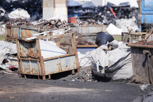 廃棄物集積場のジャンク ヤードで使用される金属の杭 - metal recycling center ストックフォトと画像