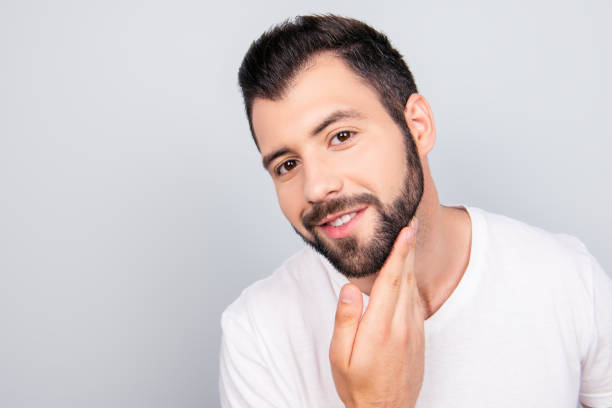 publicidad y peluquería, la barba corte y el concepto de estilo. close up retrato de un chico feliz, que consiguió a su moda de moda el corte de la barba. ¡tan de moda y con estilo! - one man only human age mustache beard fotografías e imágenes de stock