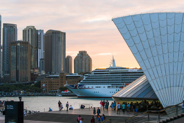 sydney mit blick auf die stadt - sydney harbor australia financial district cruise ship stock-fotos und bilder