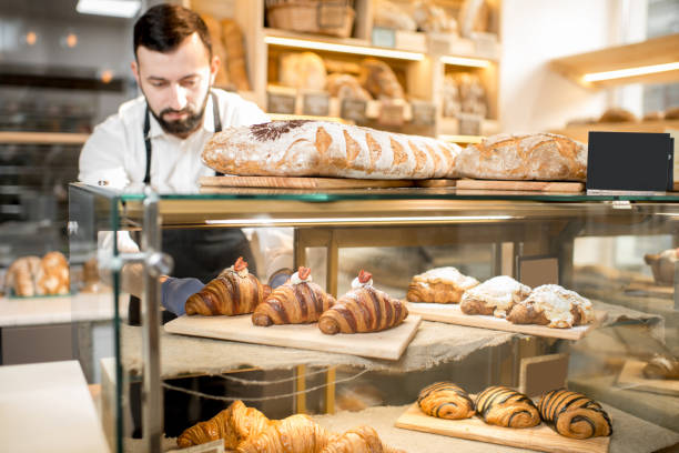 croissant sulla vetrina del negozio - food and drink croissant french culture bakery foto e immagini stock