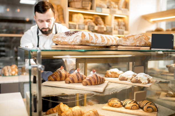 croissant na vitrine da loja - bakery - fotografias e filmes do acervo