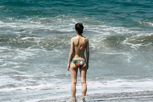 garotas sozinhas na praia - beach 2013 usa sky - fotografias e filmes do acervo