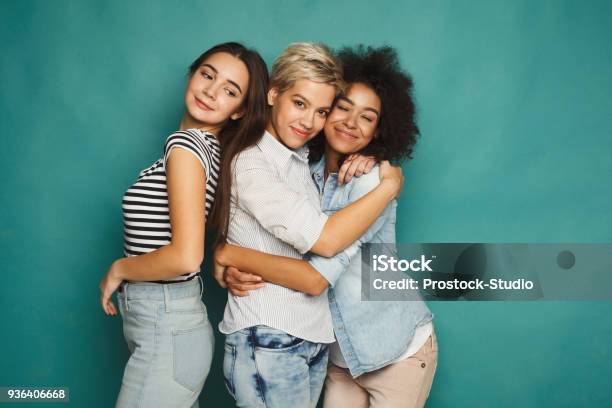 Amigos Que Se Divierten En Fondo Azul Foto de stock y más banco de imágenes de Amistad - Amistad, Mujeres, Tres personas