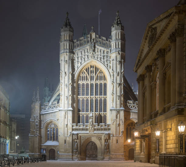 Bath Abbey at night, in the snow One of Britain's grandest and most imposing Cathedrals in the UNESCO World Heritage City of Bath bath abbey stock pictures, royalty-free photos & images