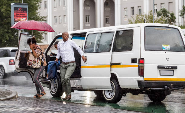 transport in sandton city. - fazendo sinal com a mão imagens e fotografias de stock