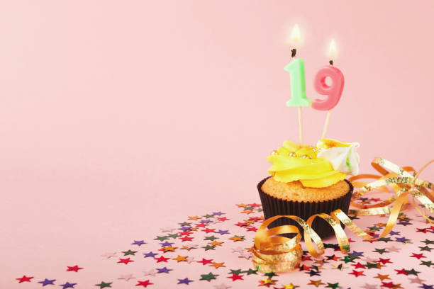 cupcake per il diciottesimo compleanno con candela e spruzzi - ribbon nobody cupcake celebration foto e immagini stock