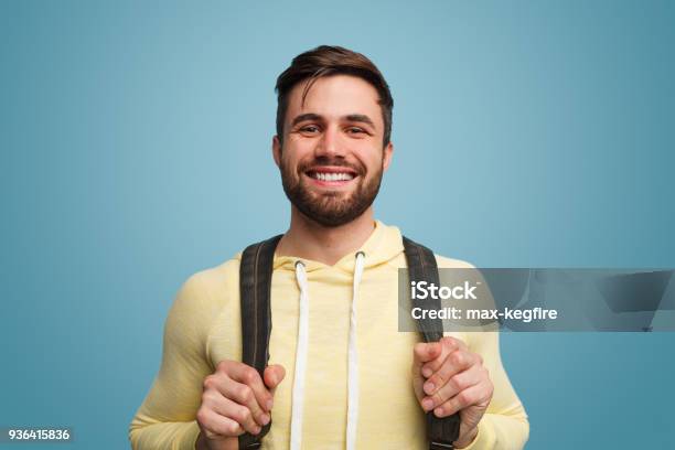 Aufgeregt Lachenden Männlichen Studenten Auf Blau Stockfoto und mehr Bilder von Lernender - Lernender, Porträt, Männer