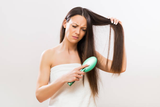 femme en colère brossage cheveux - hair care combing women human hair photos et images de collection