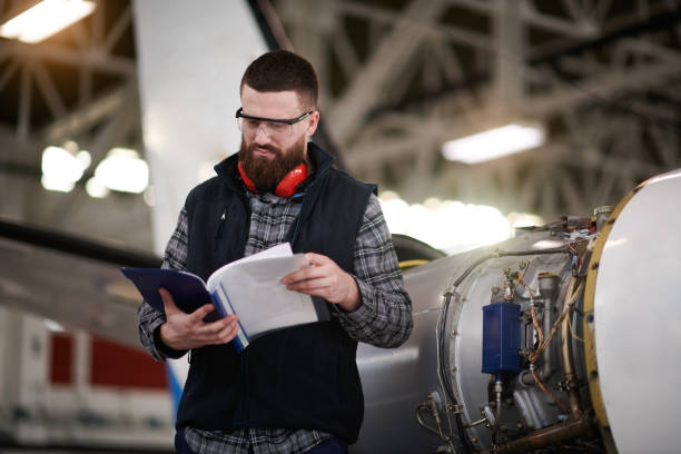 авиамеханик в ангаре - инструкция по эксплуатации стоковые фото и изображения