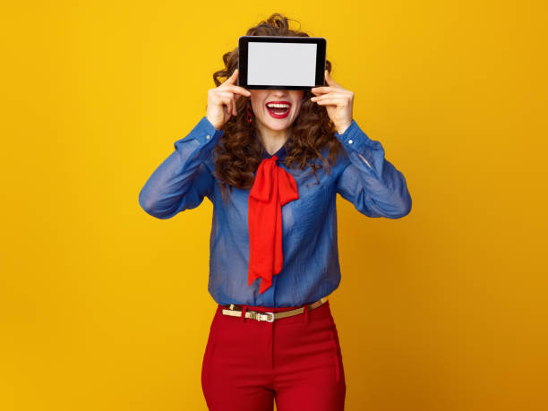 szczęśliwa stylowa kobieta ukrywająca się za tabletem pc pusty ekran - hiding internet multimedia people zdjęcia i obrazy z banku zdjęć