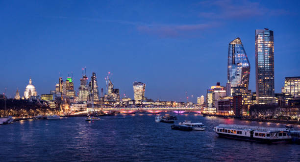 панорамный центральный лондонский городской пейзаж в сумерках через темзу - blackfriars bridge стоковые фото и изображения