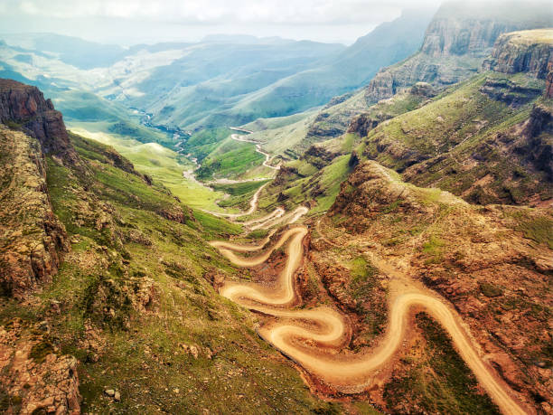 sani pass giù in sudafrica - extreme terrain foto e immagini stock