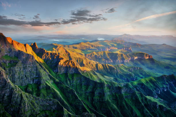 anfiteatro de drakensberg en sudáfrica - montaña del dragón fotografías e imágenes de stock