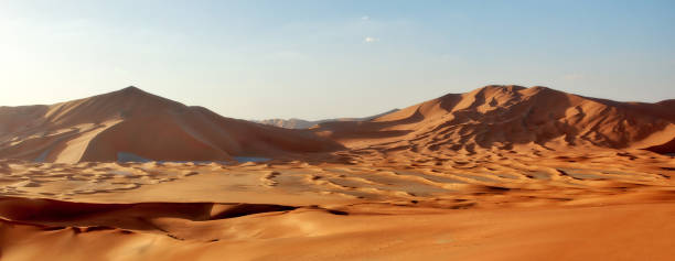 quartieri vuoti in oman e arabia saudita - east middle road desert foto e immagini stock