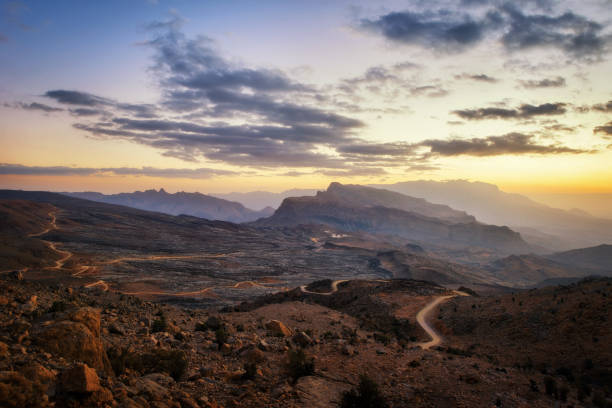 góry al hajar w omanie - oman greater masqat road aerial view zdjęcia i obrazy z banku zdjęć