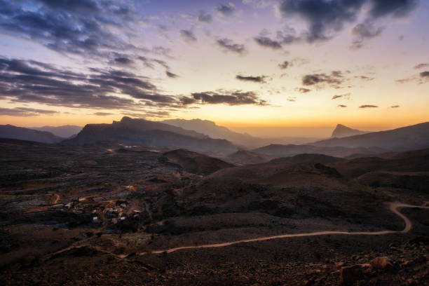 góry al hajar w omanie - oman greater masqat road aerial view zdjęcia i obrazy z banku zdjęć