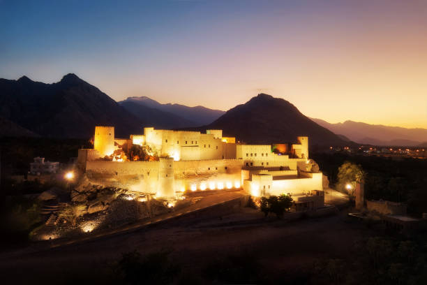 fort de nakhl durante o pôr do sol no verão, omã - bahla fort - fotografias e filmes do acervo