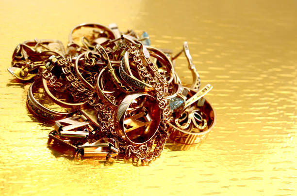 골드 보석, 금 배경에 더미를 접혀 및 밝은 조명 - gold jewelry scrap metal broken 뉴스 사진 이미지