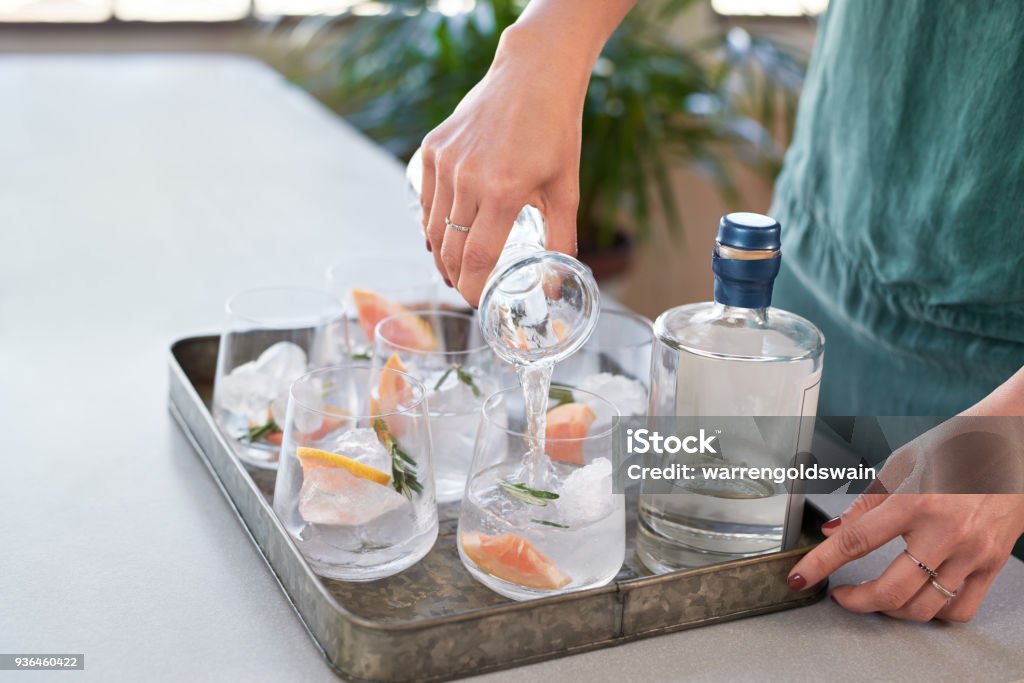 Femme anonyme mains boissons verser dans des verres dans un plateau de boissons - Photo de Cocktail - Alcool libre de droits
