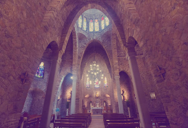 chiesa di hogar del santo cristo - castle catalonia spain majestic foto e immagini stock