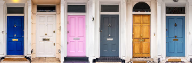 multi couleurs portes de londres - house facade door residential structure photos et images de collection