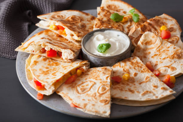 チキン トマト トウモロコシ チーズとメキシコのケサディア - quesadilla chicken mexican cuisine cheese ストックフォトと画像