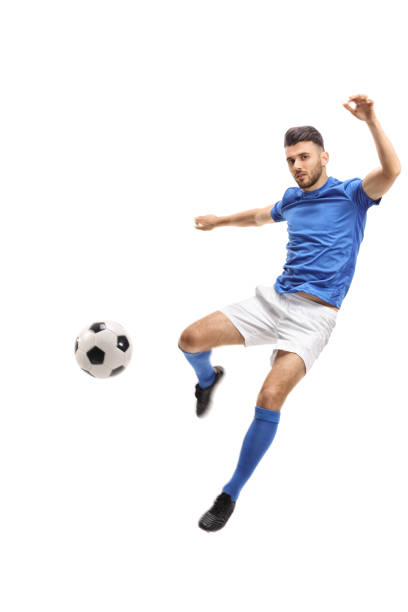 hombre futbolista pateando una pelota de fútbol en el aire - volley kick fotografías e imágenes de stock