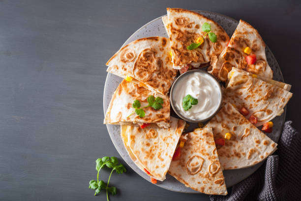 치킨 토마토 옥수수 치즈와 함께 멕시코 끝나기 전 - quesadilla chicken mexican cuisine cheese 뉴스 사진 이미지