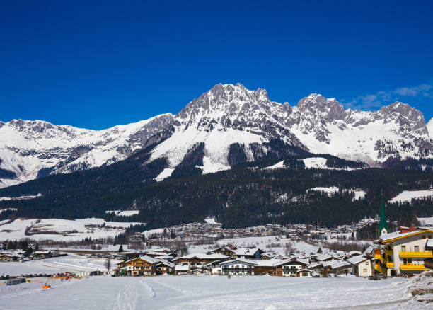 la montaña wilder kaiser, ellmau, tyrol, austria - ski resort austria village winter fotografías e imágenes de stock