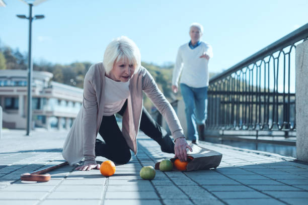 femme peur tomber épicerie en tombant au sol - falling people tripping senior adult photos et images de collection