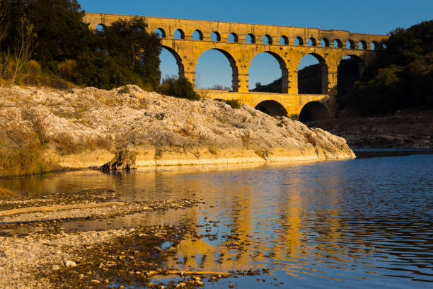 pont du gard, un antico ponte romano nel sud della francia - aqueduct roman ancient rome pont du gard foto e immagini stock