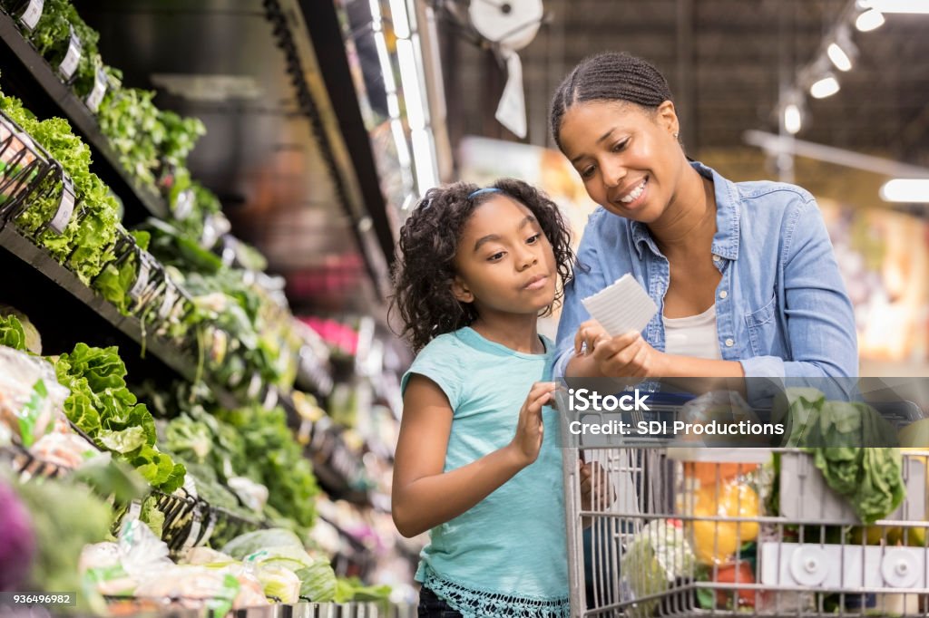 어머니와 딸 식료품 쇼핑 목록을 사용 하 여 함께 - 로열티 프리 슈퍼마켓 스톡 사진