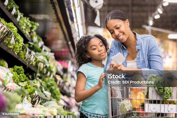 어머니와 딸 식료품 쇼핑 목록을 사용 하 여 함께 슈퍼마켓에 대한 스톡 사진 및 기타 이미지 - 슈퍼마켓, 쇼핑, 소매-소비자주의