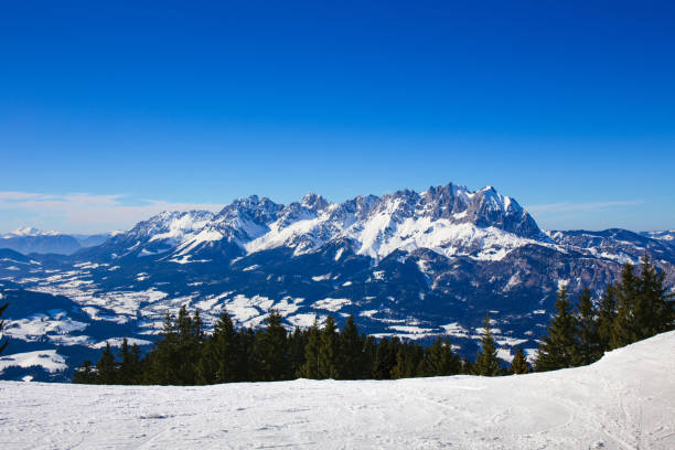 les montagnes kaiser à st. johann, tyrol, autriche - ski resort austria village winter photos et images de collection