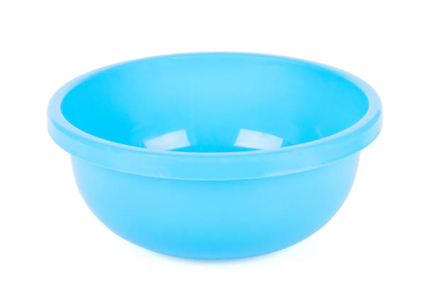 bassine bleue bassin plastique isolé sur fond blanc - wash bowl photos et images de collection