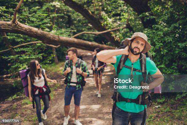 Photo libre de droit de Dur Difficile Fatiguant Et Épuisant Expédition De Quatre Amis Dans La Forêt Sauvage Sentier Guy A Du Mal Dune Douleur Au Cou Il Masser banque d'images et plus d'images libres de droit de Moustique