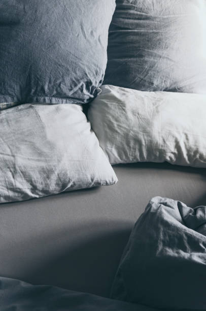 мятая кровать с восходом света - sheet single bed bed duvet стоковые фото и изображения