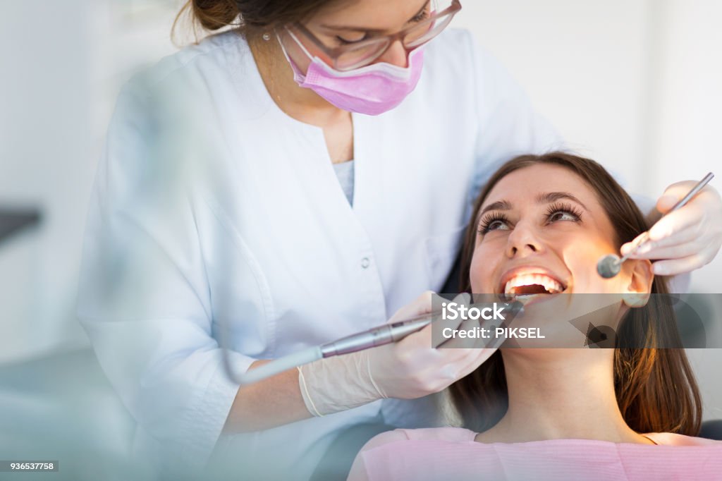 Zahnarzt und Patient in der Zahnarztpraxis - Lizenzfrei Zahnarzt Stock-Foto