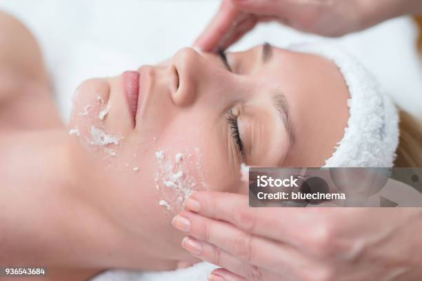 Peeling Stockfoto und mehr Bilder von Hautpeeling - Hautpeeling, Gesundheitswesen und Medizin, Kosmetische Behandlung