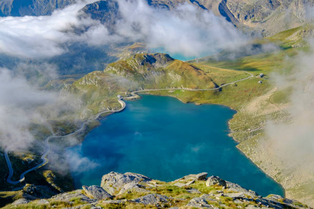 jussara lago (em primeiro plano) e como serrù, duas represas, vistas a partir da colina de nivolet. parque nacional gran paradiso, piemonte, itália - parque nacional de gran paradiso - fotografias e filmes do acervo