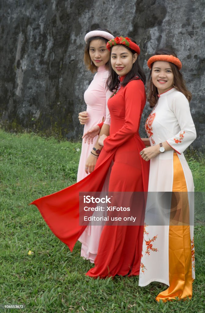 Girls In Vietnamese Dress Ao Dai - Fotografias de stock e mais imagens de  Adulto - Adulto, Amarelo, Ao Dai - iStock