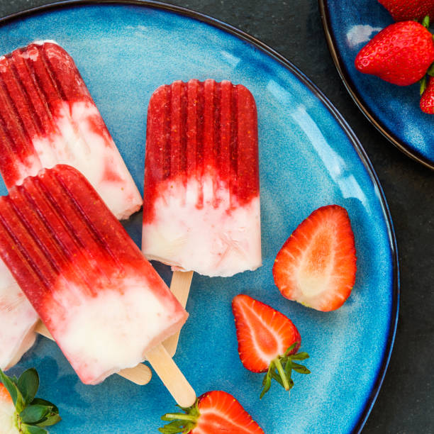 istock Strawberry Popsicle with Strawberry Juice 936563416