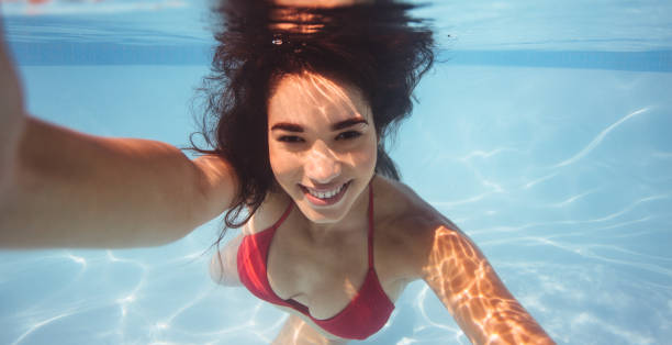 mujer toma una selfie bajo el agua - autorretrato fotografías e imágenes de stock