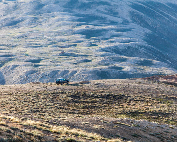 bom veículo off-road em montanhas pamir - pamirs - fotografias e filmes do acervo