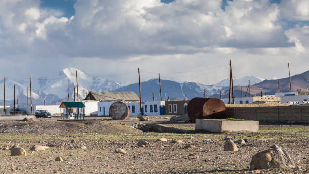 vue du village de karakul au tadjikistan - pamirs photos et images de collection