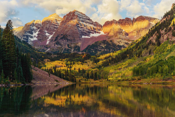 maroon bells und see bei sonnenaufgang, colorado, usa - zitterpappel stock-fotos und bilder