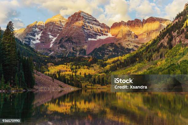 Maroon Bells And Lake At Sunrise Colorado Usa Stock Photo - Download Image Now - Colorado, Autumn, Mountain
