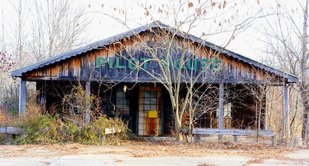 die pilot-haus - verlassene convenience-store - ohio river valley stock-fotos und bilder